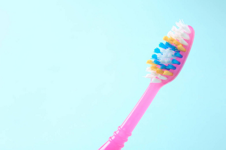 手动牙刷的颜色背景。牙科护理