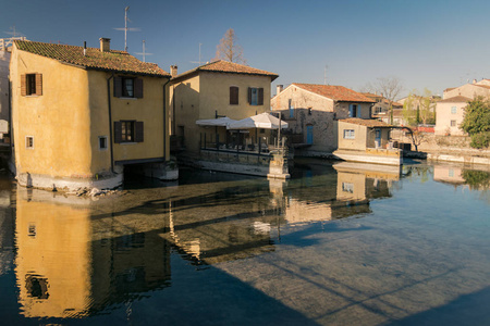 在维罗纳省的 Borghetto。建筑