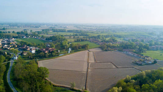 自然和风景 字段 栽培 绿草 农村 农业 土路鸟瞰图