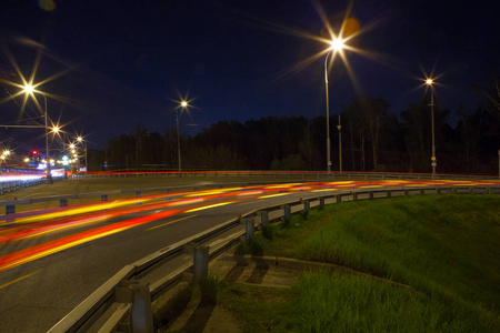 城市道路与汽车灯落后在左近