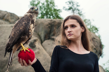美丽的女孩手持猎鹰在她的怀里.