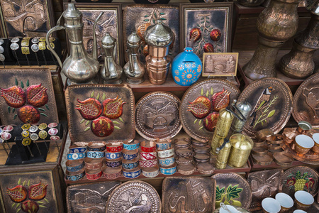 当纪念品的旅客及游客在旧城的铜产品