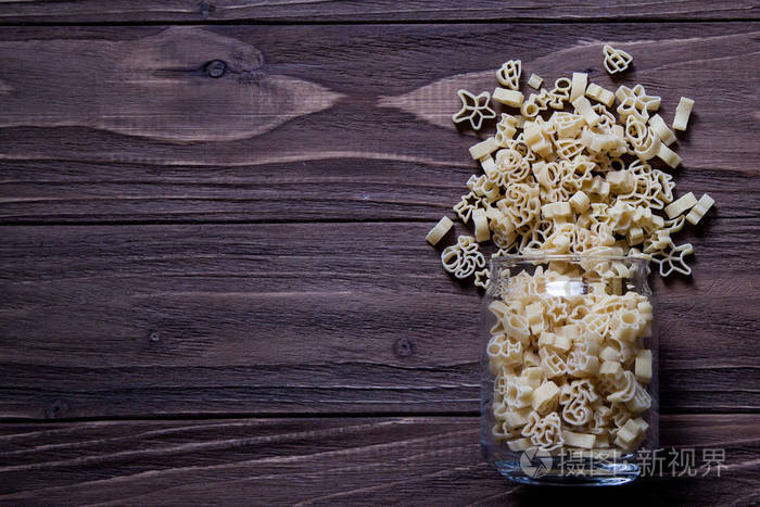 原始的通心粉意大利面在旧木桌混合的面食关闭