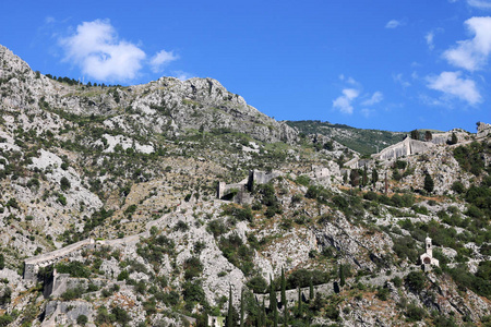 圣约翰老堡垒在山顶 Kotor 黑山