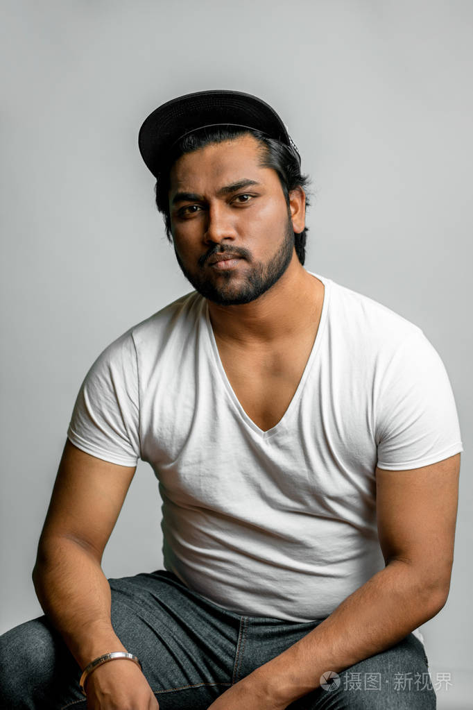 关闭在时尚服装的印度肌肉男人的照片