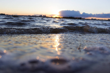 海, 太阳, 海滩。模糊的波浪和太阳图像