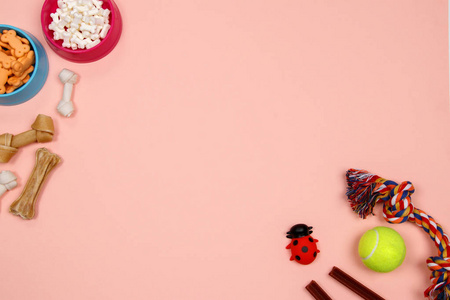  食品和粉红色背景玩具。平躺。顶部视图