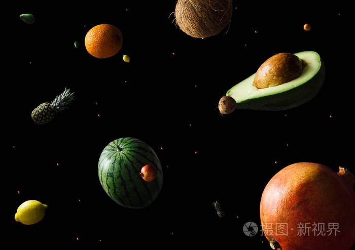 创造性的抽象宇宙模式与由水果制成的行星在黑暗背景下 夏日食物概念照片 正版商用图片0pweb0 摄图新视界 创造性的抽象宇宙模式与由水果制成的行星在黑暗背景下 夏日食物概念照片 正版商用图片0pweb0 摄图新视界
