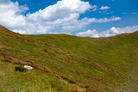 西部 tartra 景观。足迹 Baraniec 在斯洛伐克西部 Tatras 的山峰。蓝天下的美丽山峰