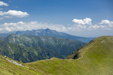 西部 tartra 景观。足迹 Baraniec 在斯洛伐克西部 Tatras 的山峰。蓝天下的美丽山峰