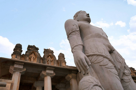 Bahubali 的 gigiantic 单片雕像, 也被称为 Gomateshwara, Vindhyagiri 山, Shr