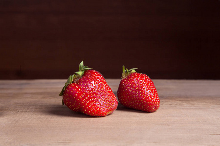 甜草莓在老式的背景。草莓新鲜成熟红色浆果在木质背景下