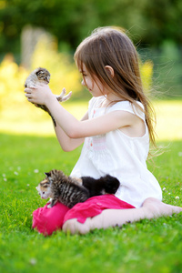小女孩和小小猫一起玩
