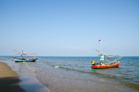 老木当地的渔船上海洋海岸和海滩的总和