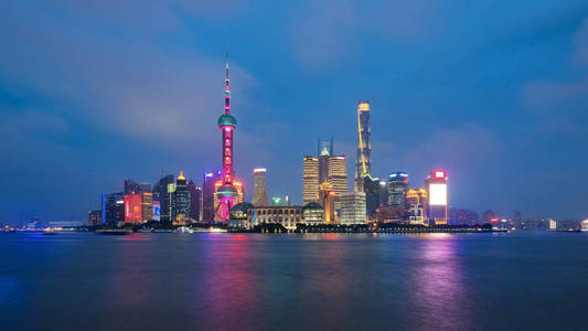 上海城市天际线浦东边望着黄浦江上的黄昏时分。上海, 叱骂。Beutiful 动感全景图像