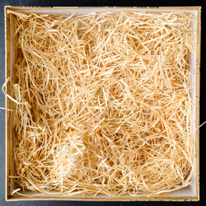 组合用装饰稻草在一个盒子里, 特写。顶部视图