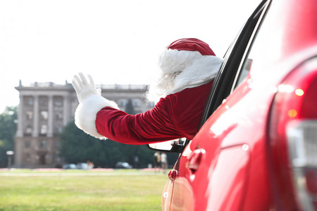 正宗圣诞老人靠在车窗外, 从外面看