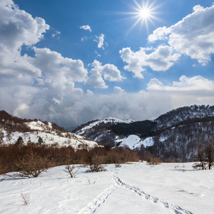 大雪的冬天山谷