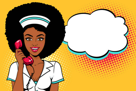 哇波普艺术的脸。惊讶年轻非洲穿制服的女人护士抱着开放的微笑和黑人发型的老电话听筒。向量在波普艺术复古漫画风格明亮的背景