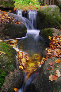 秋天风景与瀑布。河在公园