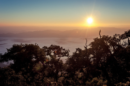 日出与山, 泰国