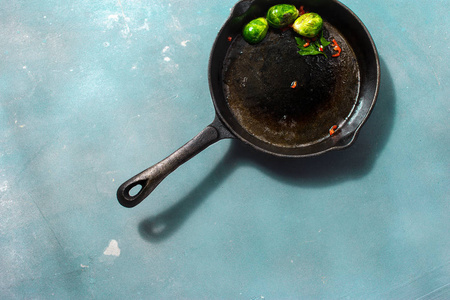 健康的素食食品。蓝石炒西兰花煎锅背景, 顶部视图