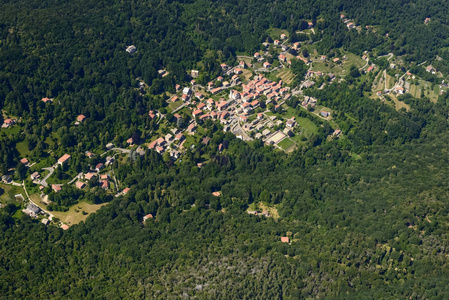 空中拍摄, 从一个小飞机, Marzio 旅游山村, 拍摄在一个明亮的初夏天, 瓦雷泽, 伦巴第, 意大利