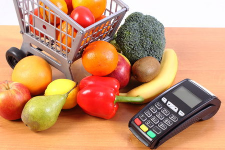 付款终端与水果和蔬菜，无现金支付购物，融资概念
