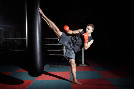 年轻强壮运动男子拳击手在健身房做运动的照片