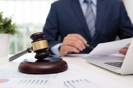 律师在办公室工作.律师法院法官司法法律立法概念照片