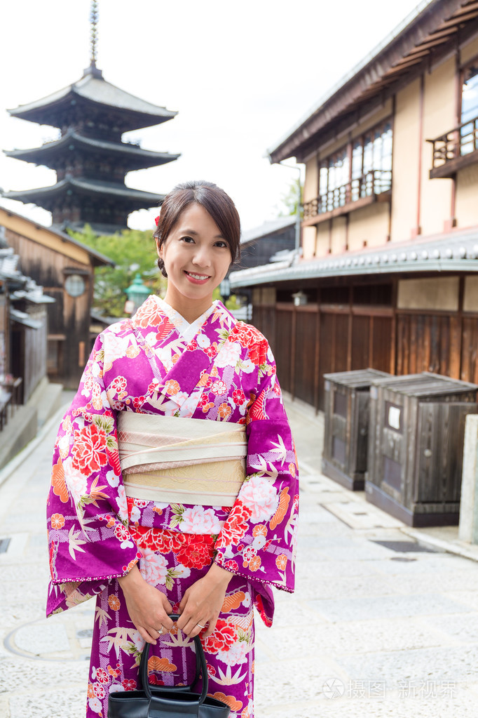 亚洲女人穿着传统和服