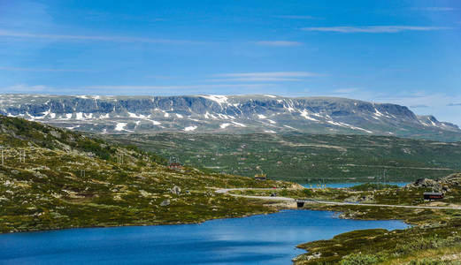 美丽的风景和挪威 丘陵和山地风光部分覆盖着白雪和蓝色的湖