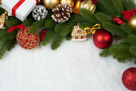 圣诞装饰上杉木树分支特写 礼品 圣诞球 锥和白色空白空间的皮毛，假日概念，其他对象放置文本