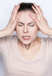 年轻薄脸色苍白的妇女患有头痛照片