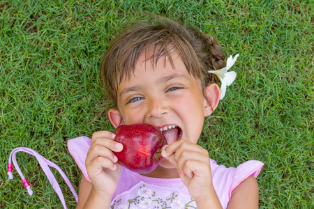 女孩吃苹果