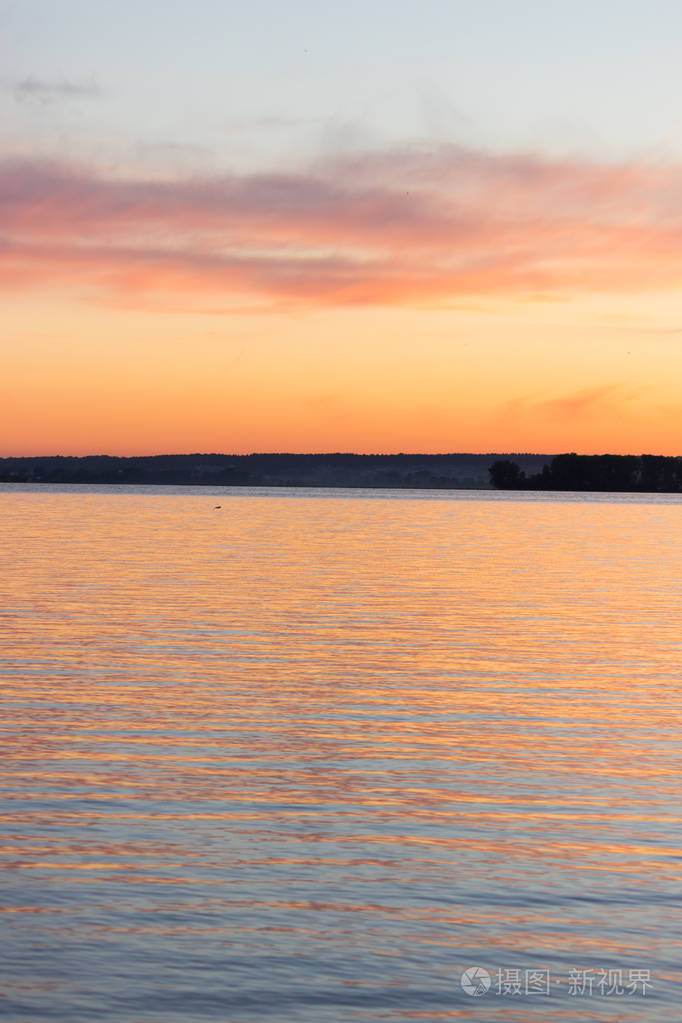 美丽的日落在海在橙色和粉红色颜色