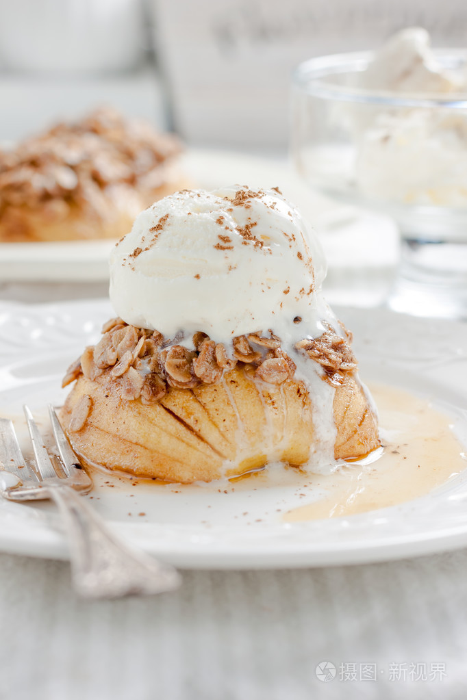 烤苹果和冰淇淋