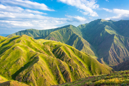 美丽的山景观在风积山，Kyrgyzsta