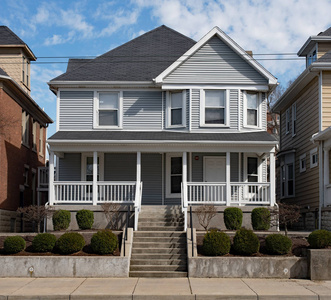 在城市社区中的灰色的房子照片