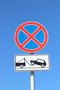 停车标志禁止为背景，蓝蓝的天空