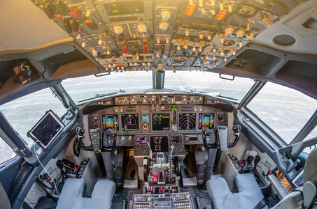 现代民用客机座舱内客机内部发动机功率控制及其他飞机控制单元