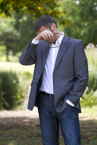 兴奋的40岁男人用检查过的衬衫指指点点地展示自己照片