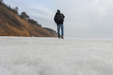 背包旅行者去到雪地上森林