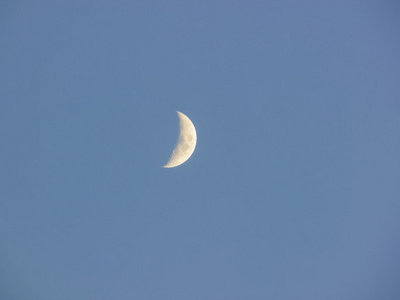 在蓝色的天空中的月亮