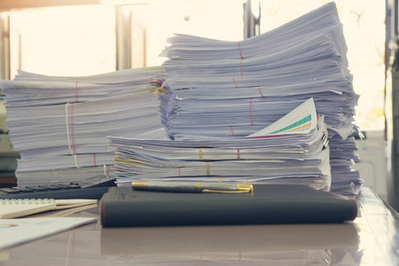 经营理念，未完成的文件在办公室桌上，堆栈的商务用纸，老式影响桩