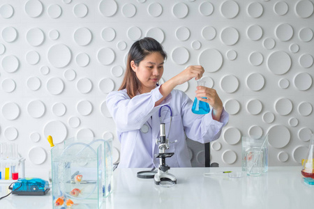 研究员正在研究化学化合物, 以生产动物药物和研究鱼类的生物学和育种