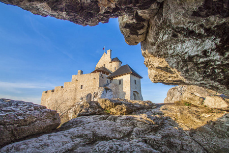 波兰的岩石景观。克拉科夫与斯托霍瓦之间鹰巢的旅游路线。中世纪城堡 Bobolice, 波兰