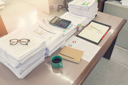 经营理念，未完成的文件在办公室桌上，堆栈的商务用纸，老式影响桩