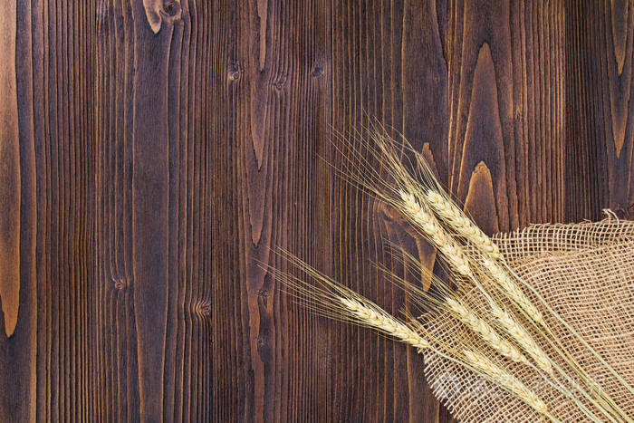 木桌背景下稻谷的耳朵