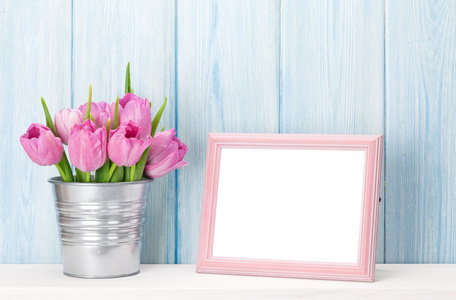 粉色郁金香花束和相框